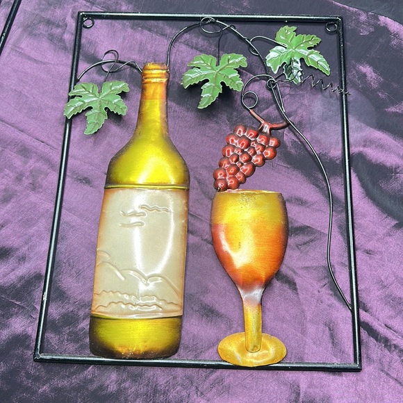 Bottle of Red Bottle of white Metal hanging wine decorative wall art 17.5” x 14” - Picture 3 of 3